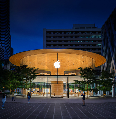 Extérieur d’un Apple Store la nuit.
