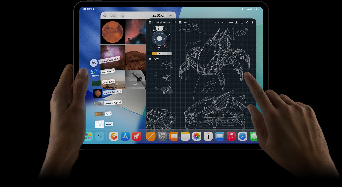 جهاز iPad Pro، الجزء الأمامي الخارجي، الوضع الأفقي، يد يمنى تشير إلى ملفات مجلد التنزيلات على شكل مروحة، الشاشة تعرض واجهة iPadOS مع تطبيقات متعددة مفتوحة تشمل تطبيقاً لتعديل الصور مع مخططات مفصلة لروبوت وتعليقات توضيحية مكتوبة بخط اليد ومراحل تصميم متعددة، ومكتبة الصور