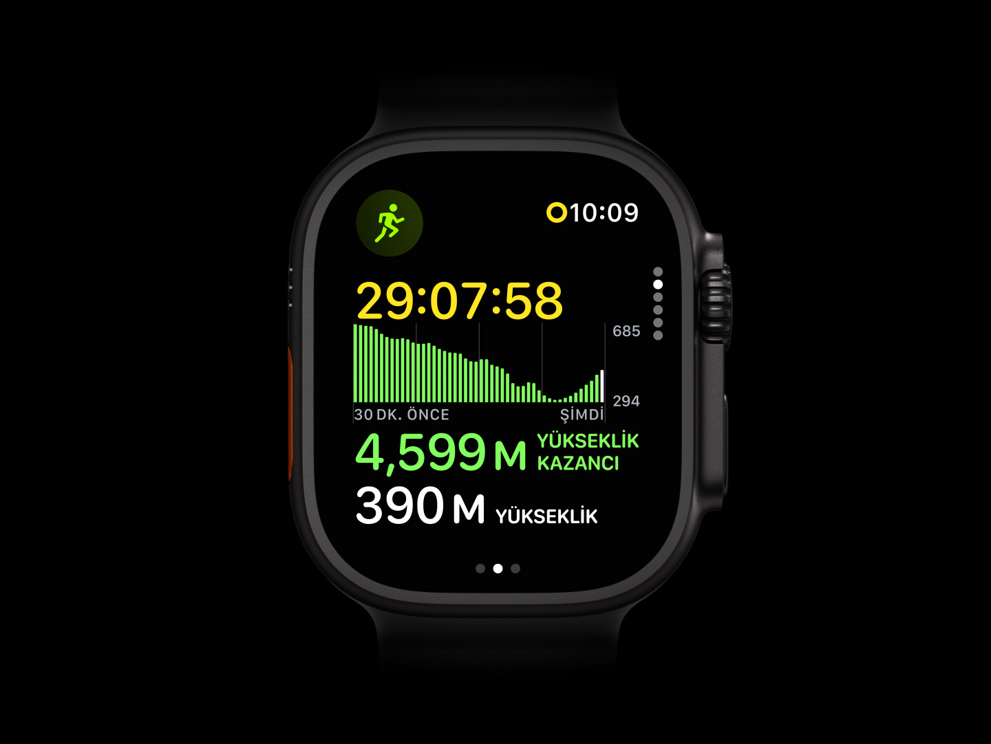 Apple Watch Ultra 4, titanyum kasa, siyah renk, saatin arkasında parlak yeşil LED ışıklı Sağlık Verisi Algılama Sistemi