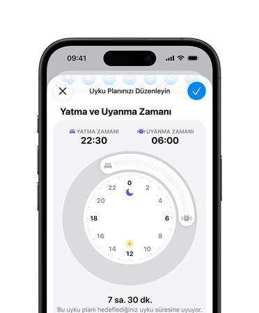iPhone, Sağlık uygulamasında uyku programı açık, yatma saati 22:30 olarak ayarlanmış, uyanma saati 06:00 olarak ayarlanmış, ekranın ortasında radyal zaman kadranı, 7 saat 30 dakikalık uyku hedefi tamamlanmış