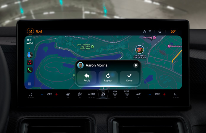 Pantalla de CarPlay que muestra una notificación de Mensajes, con Mapas visible en segundo plano