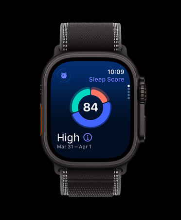 Apple Watch Ultra 3, culoare neagră, carcasă din titan, ecranul afișează un grafic circular al scorului de somn, curea, brățară Montană, culoare Negru/Cărbune