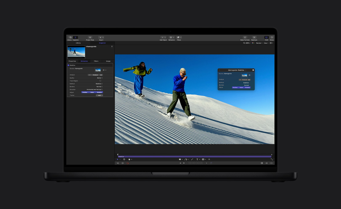 16 吋 MacBook Pro，螢幕顯示一對情侶跑下沙丘，藉此示範影像穩定功能
