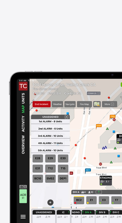 En iPad viser en brugerflade til hændelsesstyring med et lokalkort med veje og bygninger samt tildeling af nødalarmer.