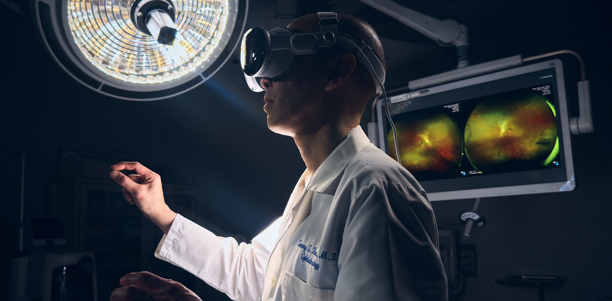手術室でApple Vision Proを装着する外科医