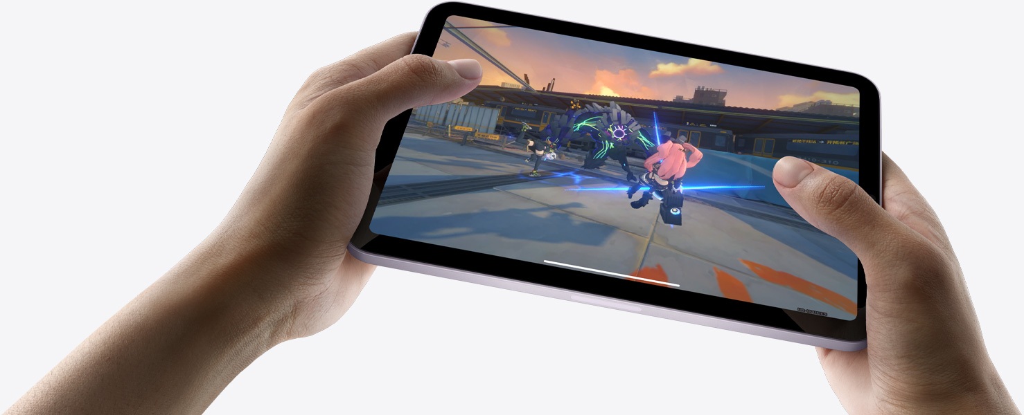 iPad mini تحمله يدا المستخدم في وضع أفقي ويُشغّل لعبة غنية برسومات الغرافيك.