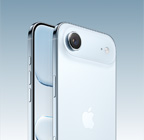 iPhone Air, culoare Cer albastru, exterior spate în unghi, cameră principală Fusion în partea de sus a platoului, buton Comenzi cameră, design cu ecran de la o margine la alta pe partea frontală, butoane Acțiune și volum