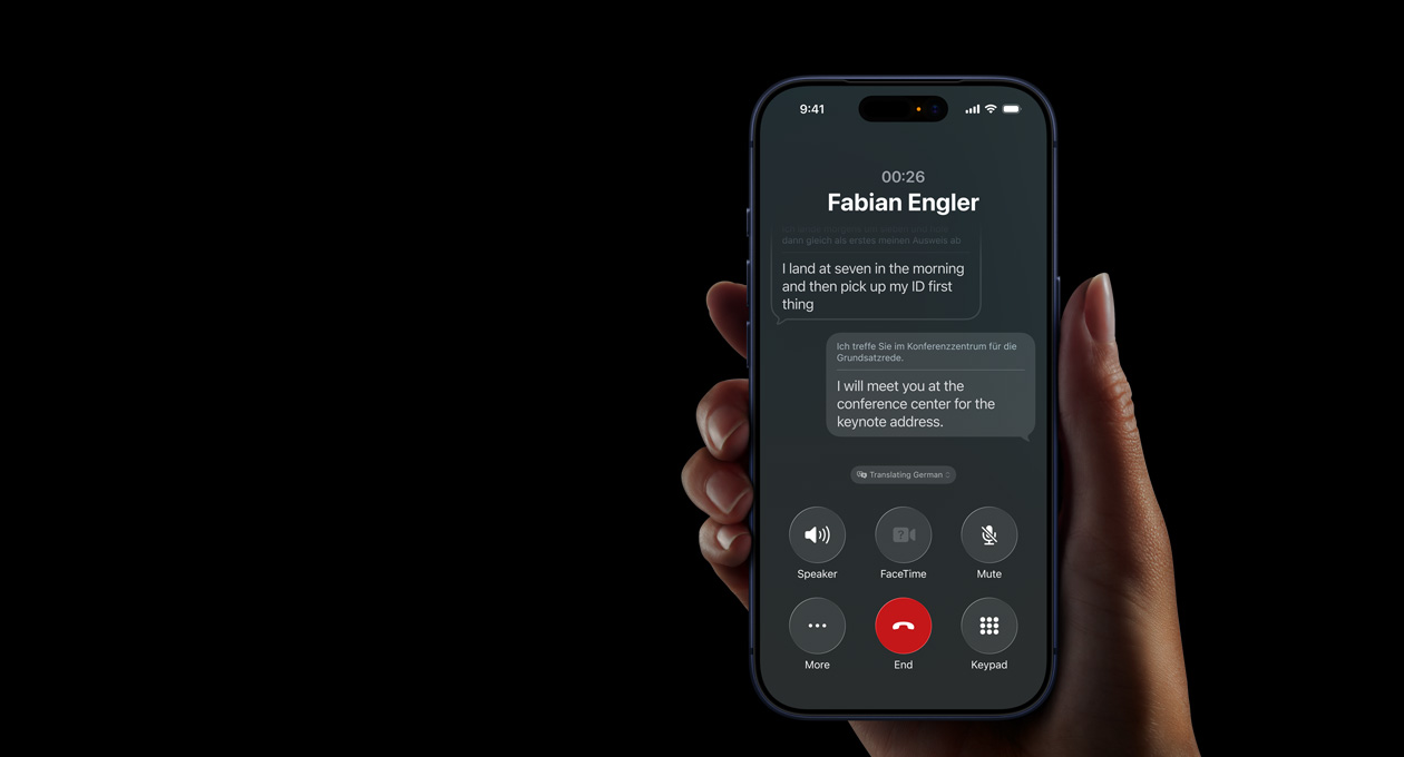 O mână ce ține un iPhone 17 Pro, folosind funcția de Traducere în timp real Apple Intelligence în timp ce un apel este în curs