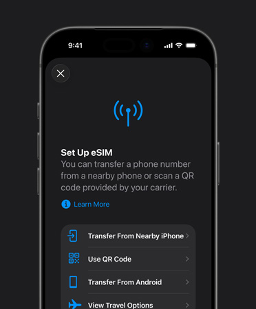 iPhone 17 Pro, exterior față, utilizând funcția Configurați serviciile celulare pentru a transfera cu ușurință un număr de telefon cu eSIM