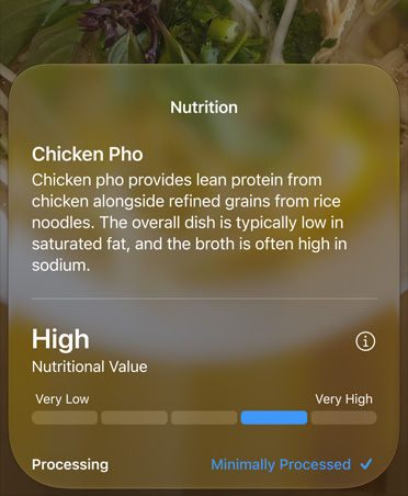 螢幕顯示相機 app 介面中的 Siri 模式，呈現使用視覺智慧辨識的食物營養標示，畫面展示雞肉河粉的詳細資訊，包括常用食材和營養資訊