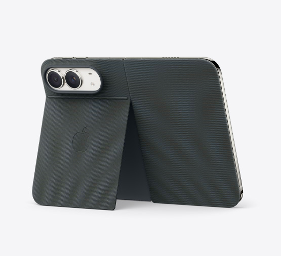 Un iPhone Duo color bianco stellare in una custodia Folio blu marino appoggiato sul supporto, completamente aperto in orizzontale, sulla parte posteriore si notano la doppia fotocamera posteriore Fusion da 48MP, due obiettivi