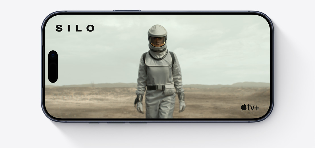 Face avant d’un iPhone, vue horizontale, extrait de la série Apple TV Silo montrant une personne en combinaison spatiale