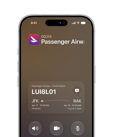 Un iPhone 17 Pro color plata muestra la funcionalidad Call Context de Siri AI. La pantalla muestra los datos de la confirmación de un vuelo durante una llamada.
