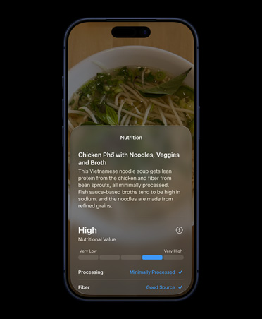 iPhone 17 Pro, azul profundo, parte frontal, se muestra el modo Siri en la interfaz de la app Cámara, datos nutricionales de un alimento identificado con Inteligencia Visual, la pantalla muestra información detallada sobre una sopa pho de pollo, con los ingredientes habituales y la información nutricional